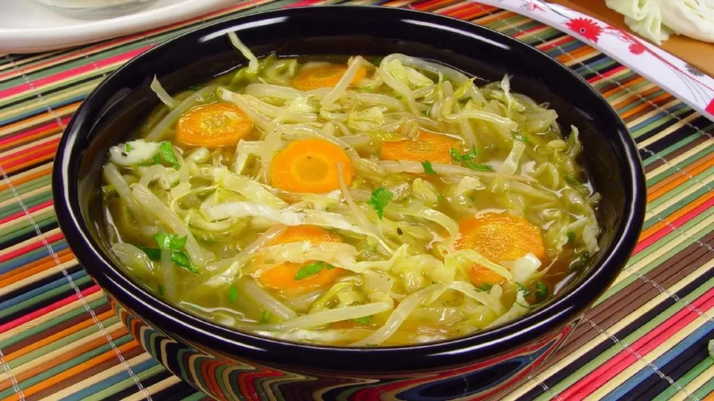 Sopa de moyashi com repolho