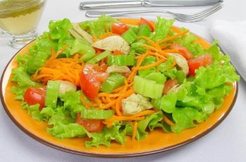 Salada de frango com chá verde