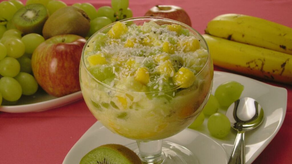 Salada de frutas com leite de coco