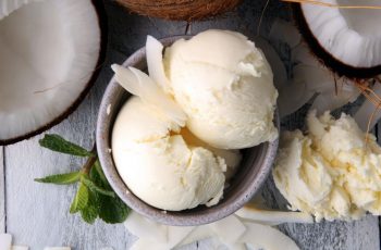 Prove o sorvete de abacaxi com coco para matar o calor