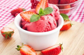 O sorvete de morango é fácil de fazer e é uma aposta segura para a sobremesa