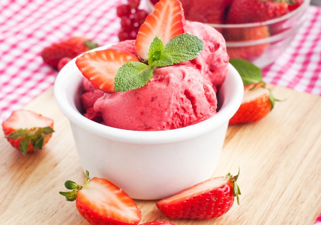 O sorvete de morango é fácil de fazer e é uma aposta segura para a sobremesa
