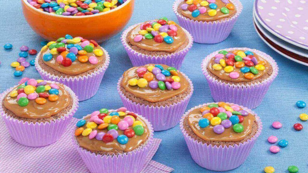Cupcake de confeitos coloridos