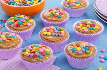 Cupcake de confeitos coloridos