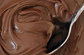 Marshmallow de chocolate para recheio, cobertura ou para comer de colher.
