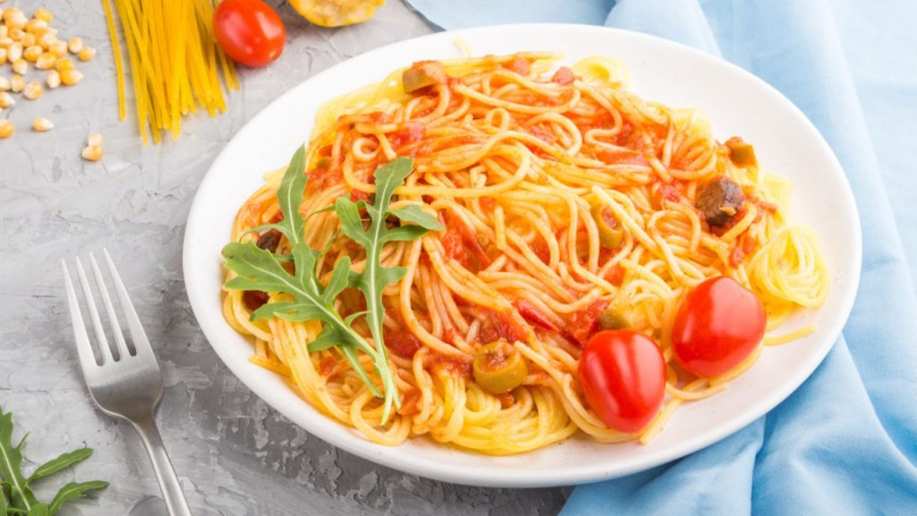 Espaguete com tomate e rúcula