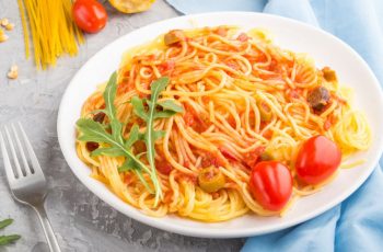 Espaguete com tomate e rúcula
