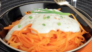 Prove o espaguete de cenoura ao molho branco no almoço de hoje