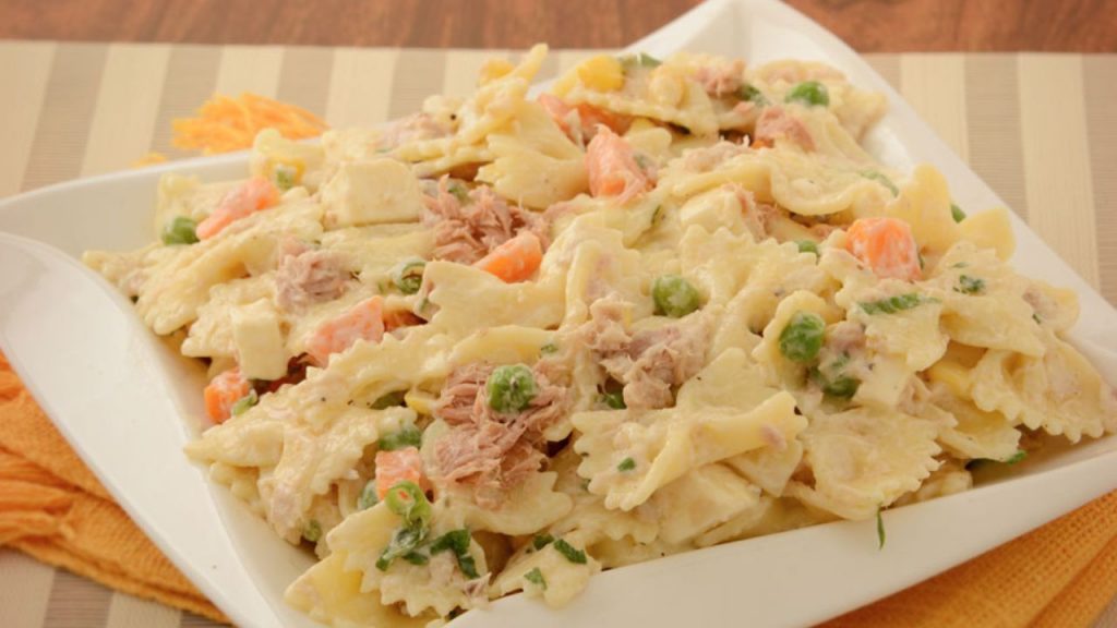 Salada de macarrão com atum e legumes para um almoço fácil e nutritivo