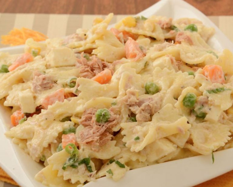 Salada de macarrão com atum e legumes para um almoço fácil e nutritivo