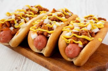 Cachorro-quente com carne moída e purê de batatas
