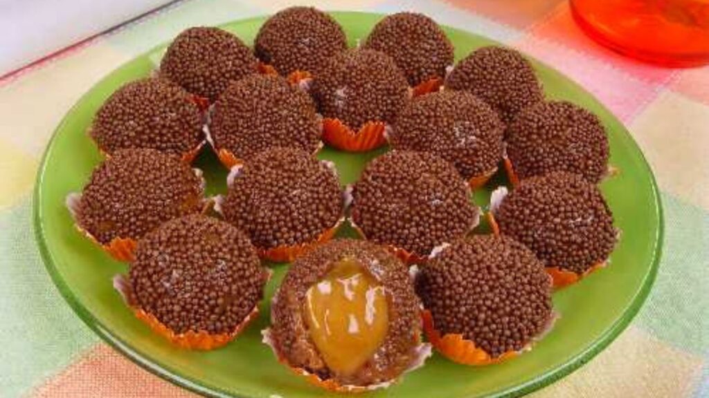 Brigadeiro receheado com doce de leite