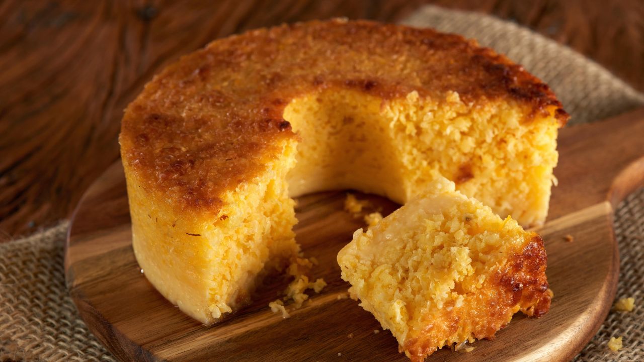 Bolo de fubá com queijo