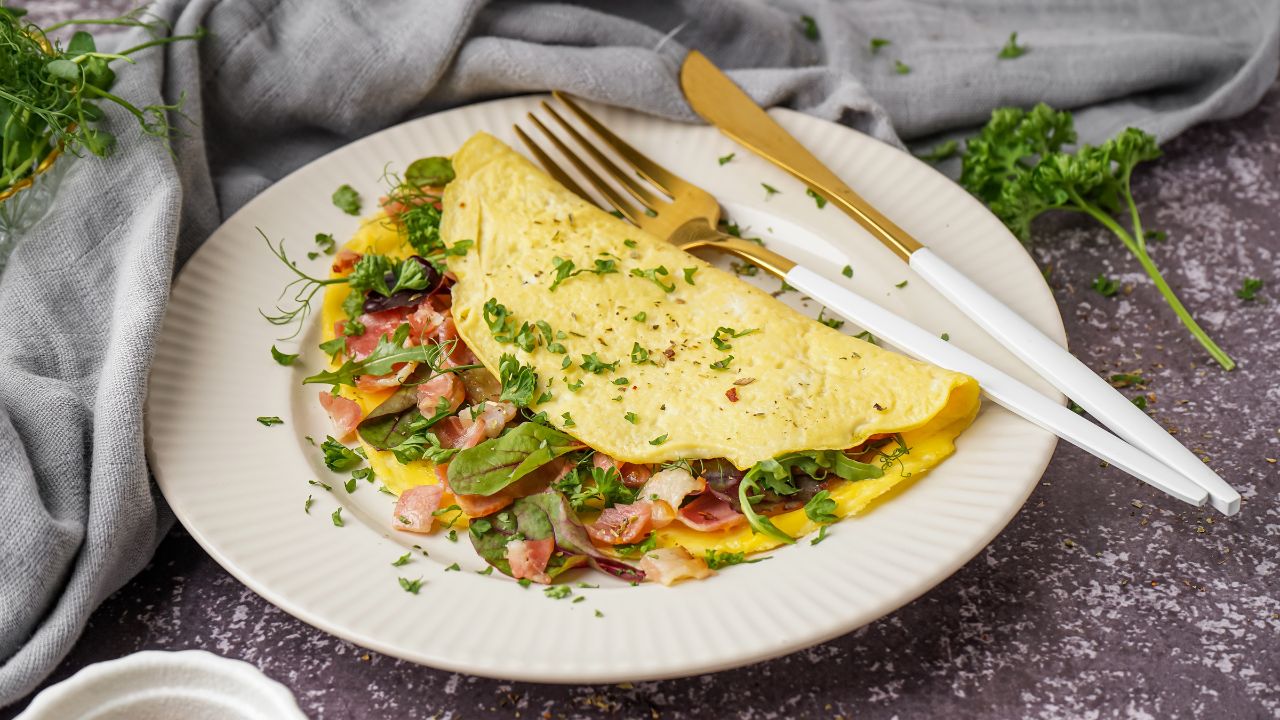 Omelete recheada com escarola e linguiça