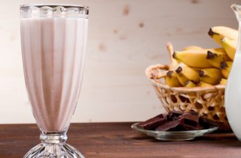 Milk-shake de banana com chocolate
