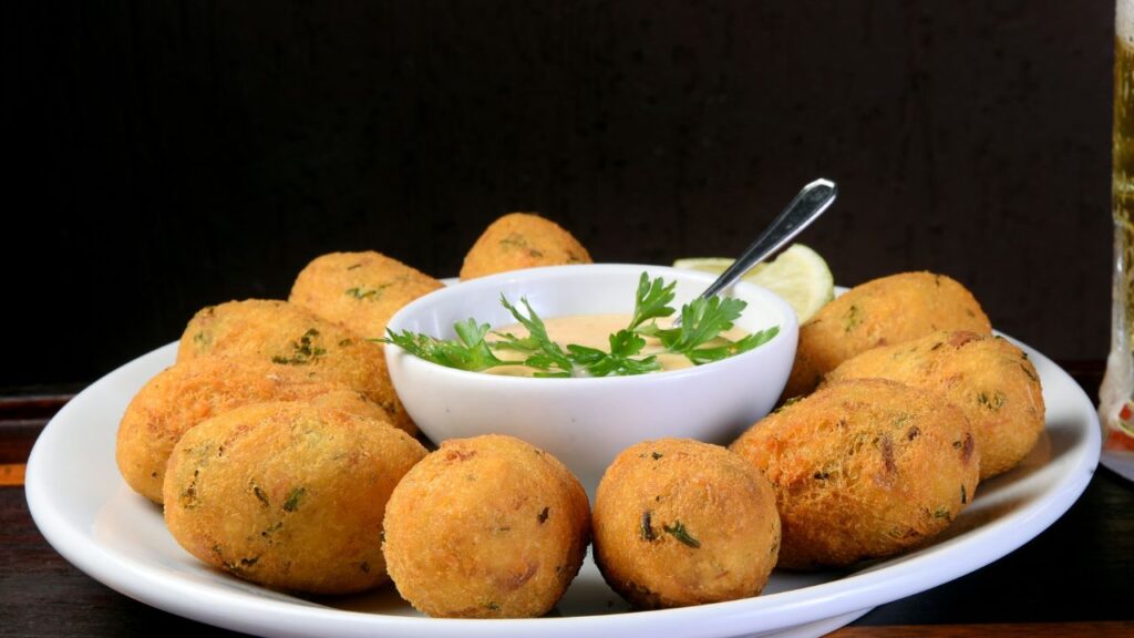 Bolinho de alho-poró com requeijão