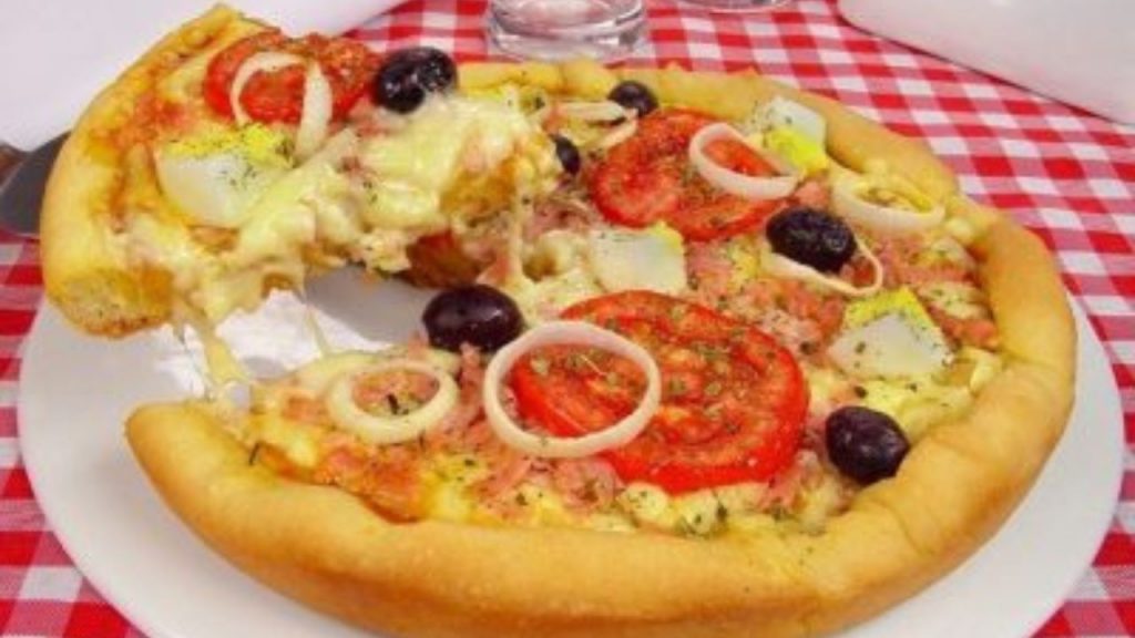 Veja como é fácil preparar a pizza portuguesa na panela de pressão