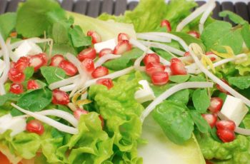 Salada verde com romã