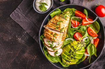 Salada de frango com avocado para uma refeição leve e saborrosa