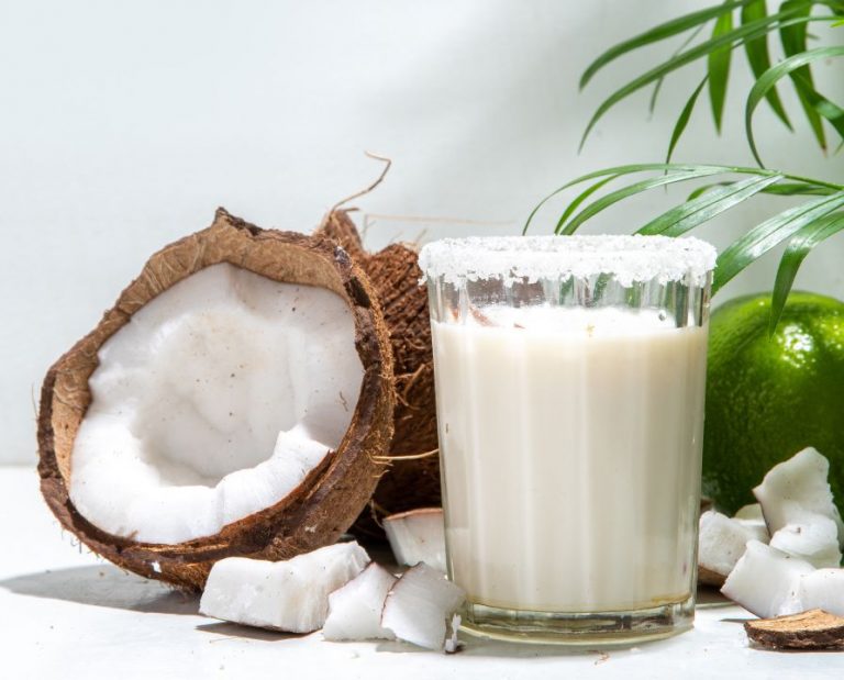 O licor de coco pode ser feito em casa sem dificuldade