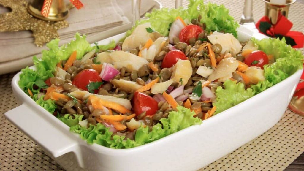 Salada de lentilha com bacalhau e legumes