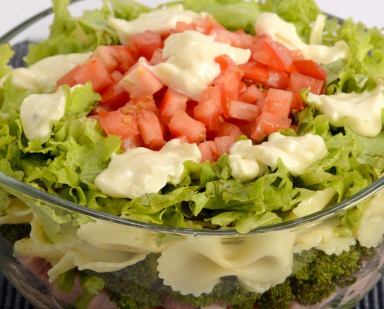 Salada de macarrão em camadas