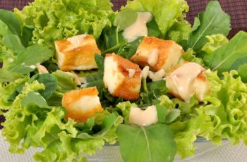 Salada verde com queijo coalho