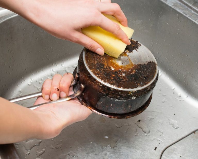 Aprender os melhores truques para salvar aquela panela queimada te ajudará muito na cozinha