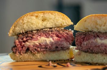Hambúrguer recheado com presunto e queijo