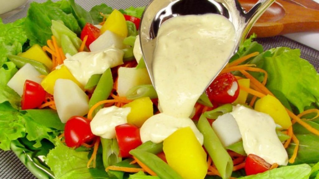 Salada com molho de queijo para um almoço saudável e saboroso