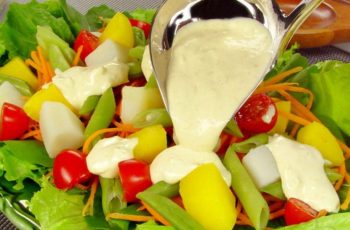 Salada com molho de queijo para um almoço saudável e saboroso