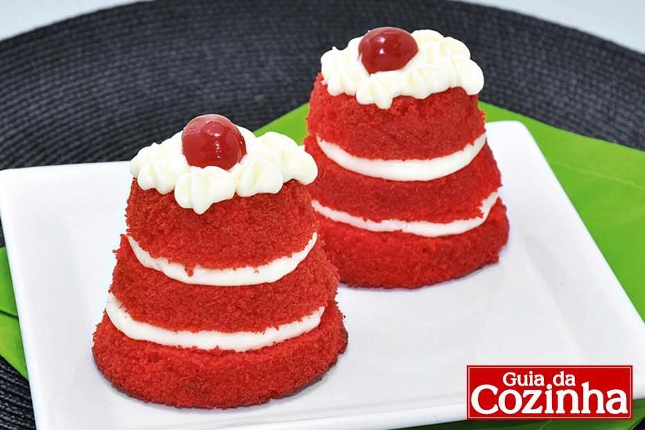 Dois cupcakes de red velvet servidos em prato branco