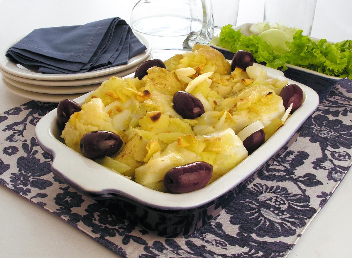 Bacalhau com batatas ao murro para um almoço de Páscoa tradicional