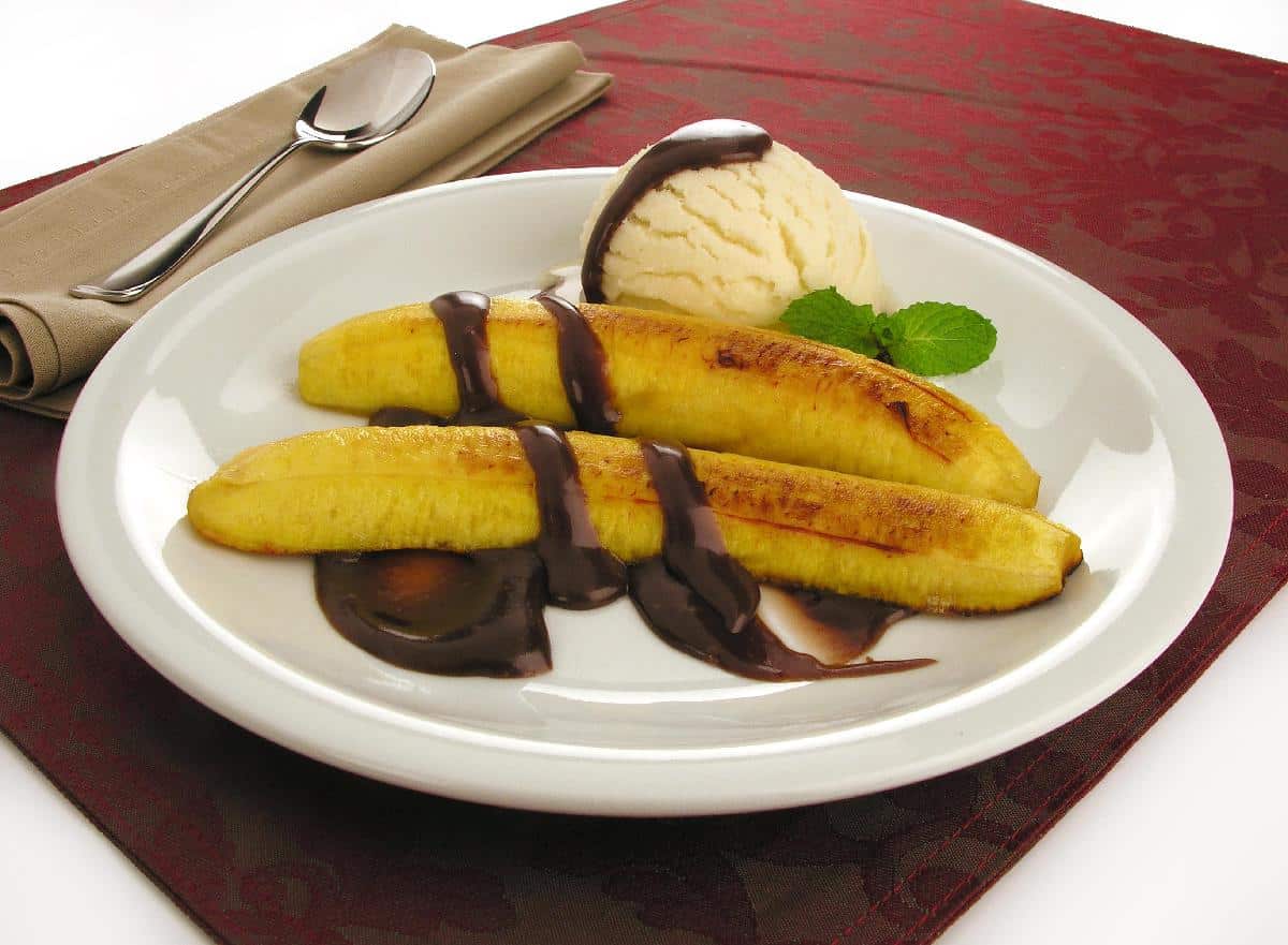 Banana frita com caldinho de chocolate - Guia da Cozinha