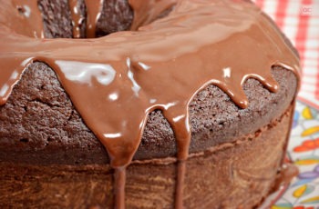 Experimente o bolo fofinho de chocolate para um delicioso café da manhã!