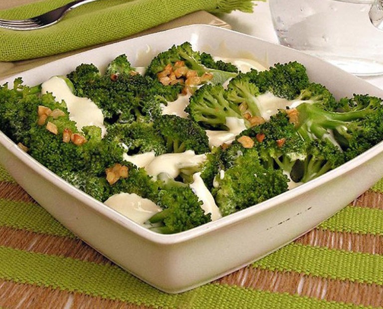 O brócolis ao requeijão é uma excelente forma de incorporar mais cor ao prato