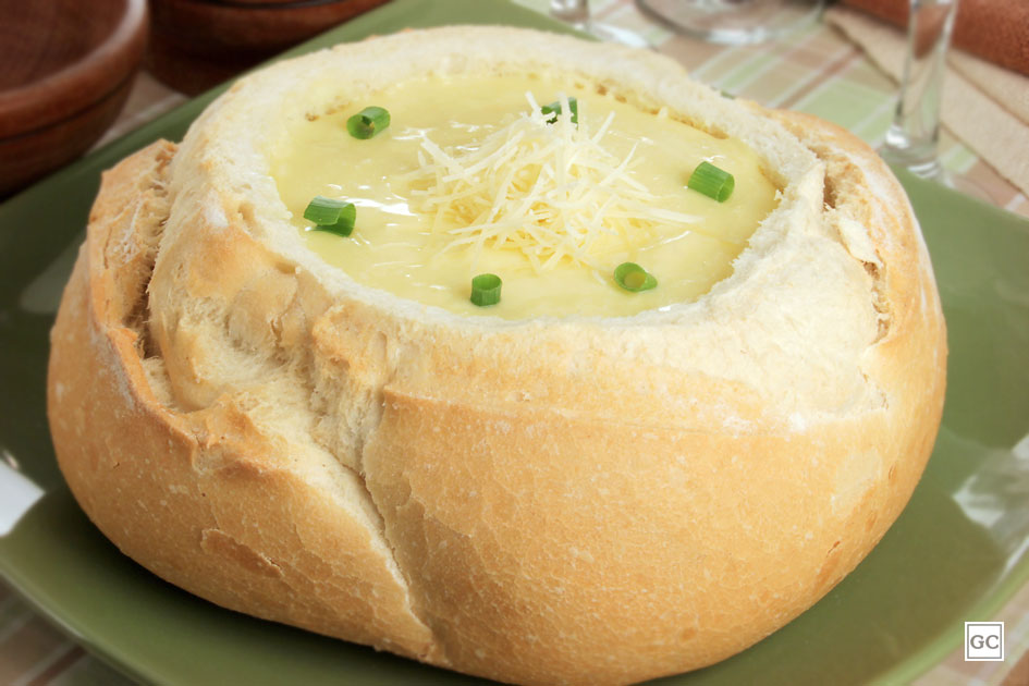 Caldo aos 4 queijos no pão italiano - Guia da Cozinha