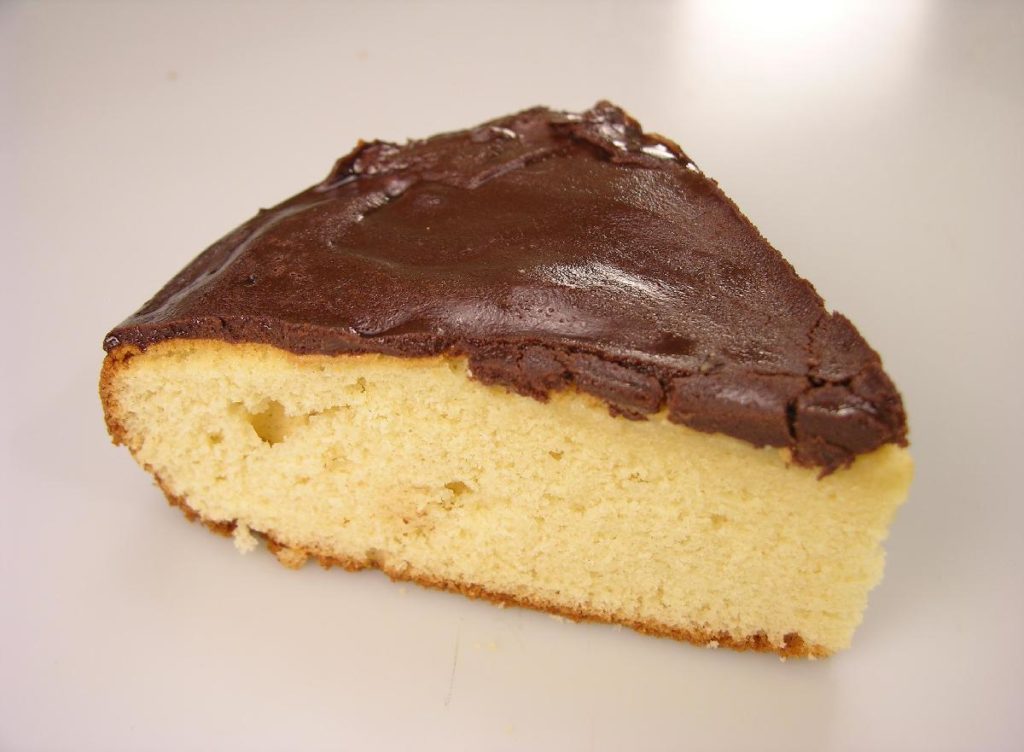 Bolo de chocolate com cobertura durinha