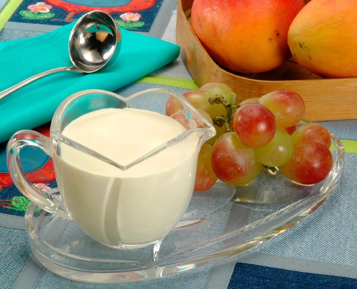 O creme de leite caseiro é fácil de fazer e é uma alternativa mais saudável