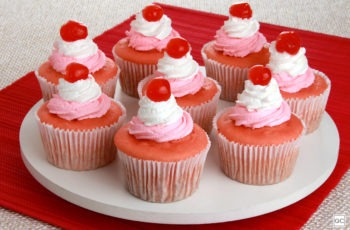 Cupcakes rosas servidos em tábua branca