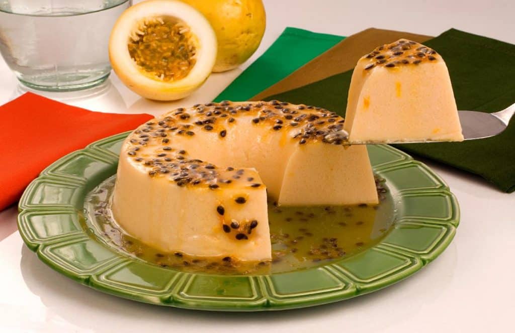 Espumoni de maracujá servido em travessa verde | Saiba como fazer sobremesas de Páscoa simples e deliciosas