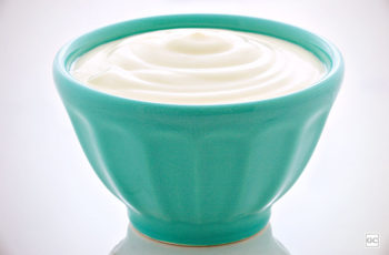 Delicioso iogurte de baunilha pode ser saboreado com mel, granola e até mesmo puro