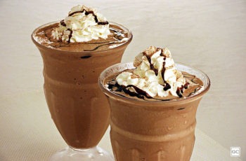 Milk-shake de coco com chocolate