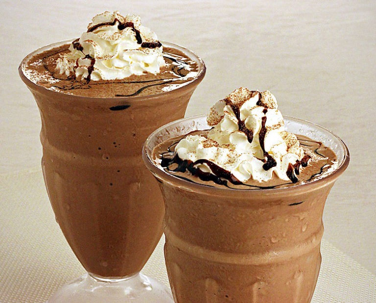 Milk-shake de coco com chocolate