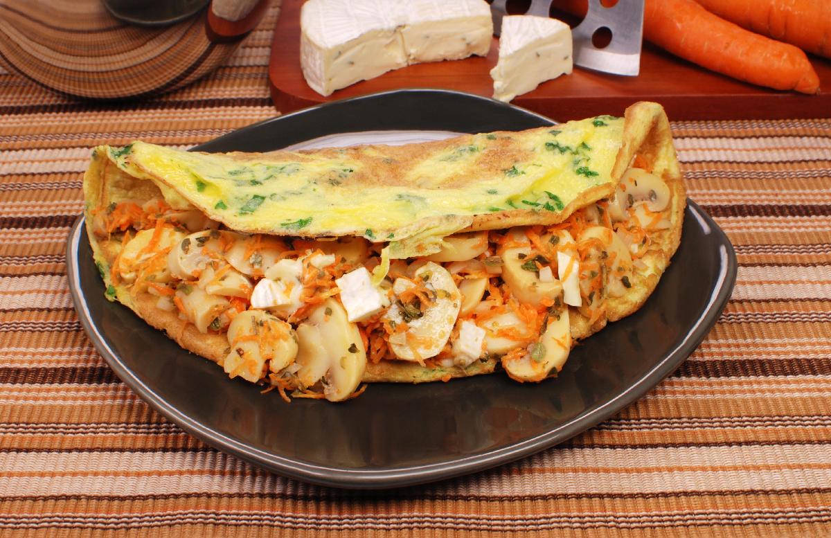 Omelete de cogumelos servido em prato branco