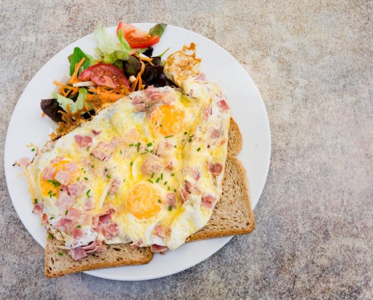 A omelete no pão é uma excelente alternativa para o café da manhã