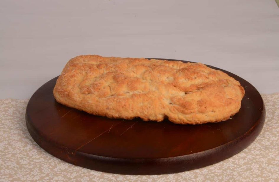  Pão ciabatta sem glúten servido em tábua de madeira