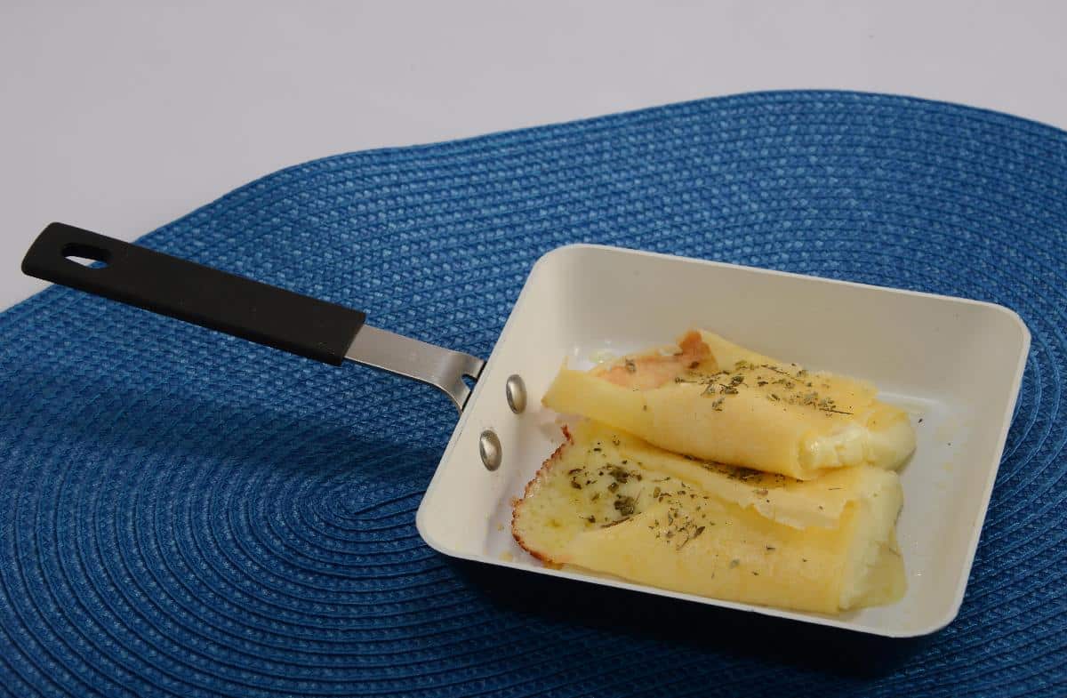 Pão de queijo na frigideira super rápido, perfeito para o café da tarde