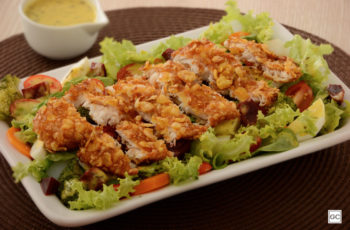 Peixe empanado crocante com salada perfeito para qualquer ocasião!