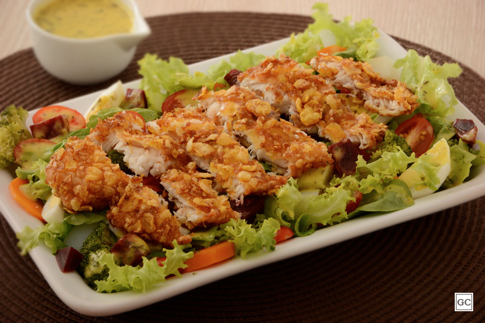 Peixe empanado crocante com salada perfeito para qualquer ocasião!